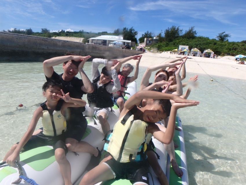 水納島でスリル満点!大人気のバナナボートを楽しもう🍌🌊【沖縄マリンスポーツ専門店★水納島マーメイド】